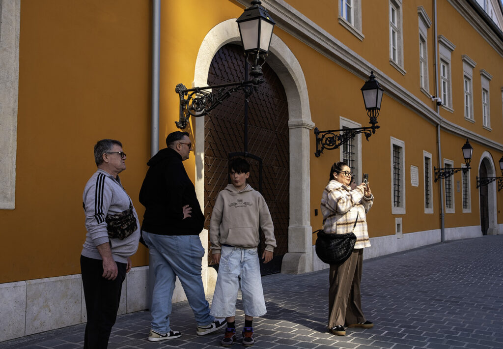 A Hiltont fotózó külföldiek