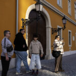 A Hiltont fotózó külföldiek